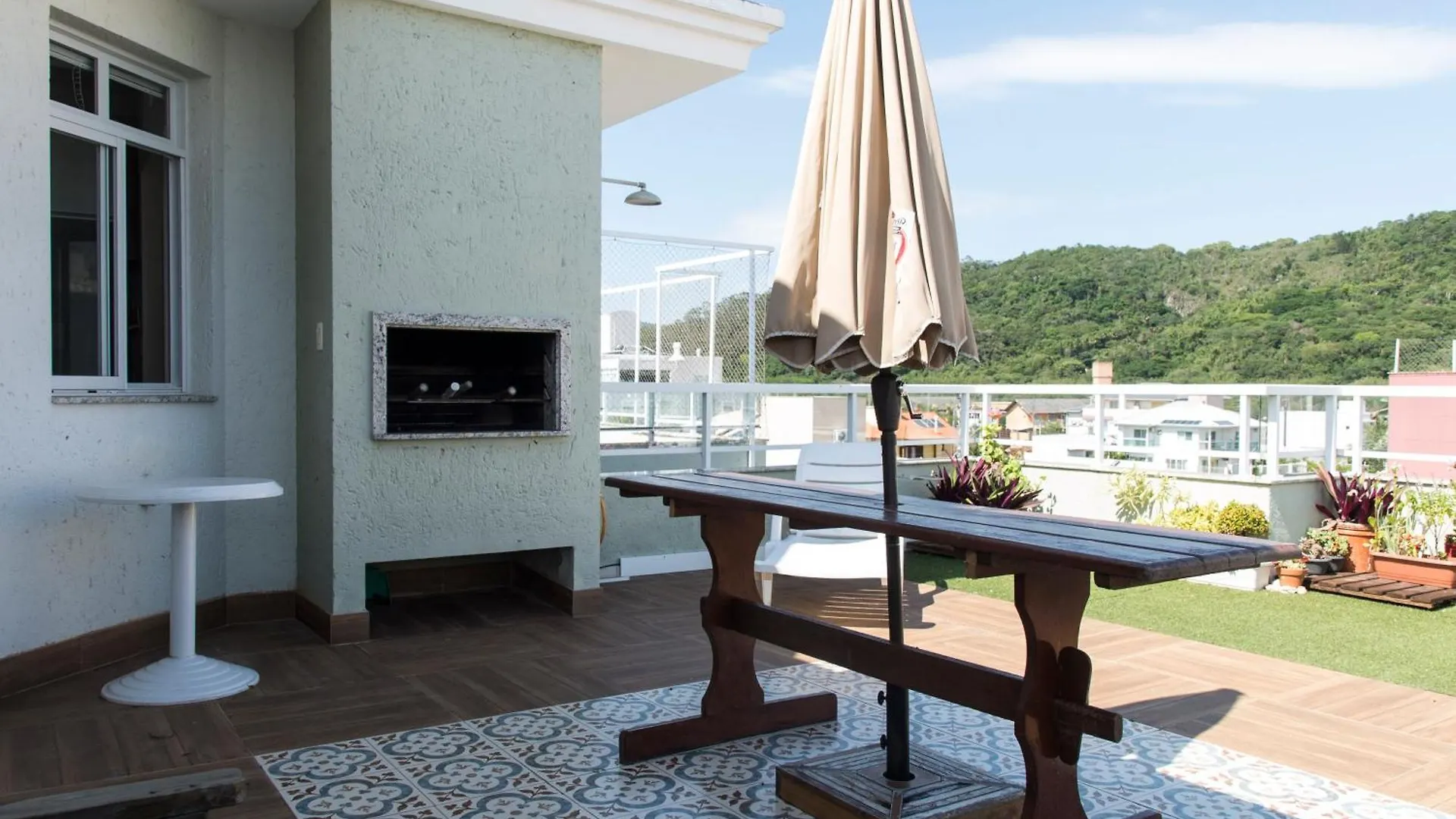 Jardim Suspenso A 400M Da Praia Ing13 Florianopolis Brazil